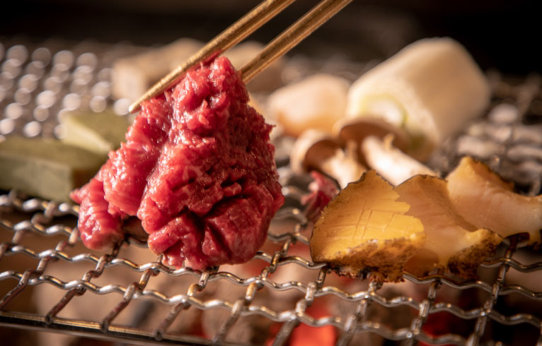 囲炉裏を使った料理・
郷土料理を多く味わう